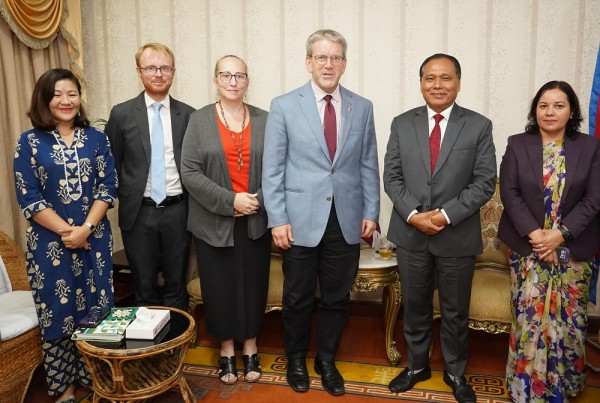 मन्त्री घिसिङसँग अमेरिकी राजदूतको शिष्टाचार भेट   