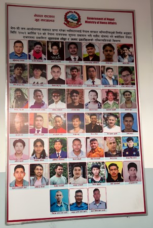 मन्त्रालयका भित्तामा सुशासन कुरिरहेका योद्धाहरु   