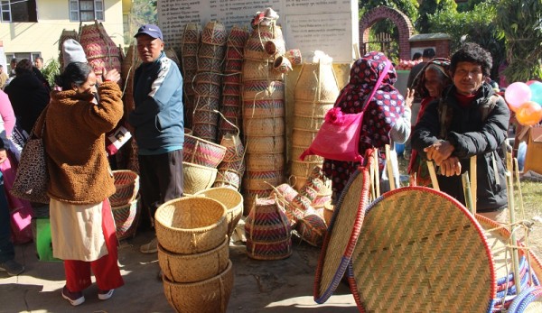 चोयाबाट बनेका हस्तकलाका सामग्रीमा आकर्षण घट्यो   