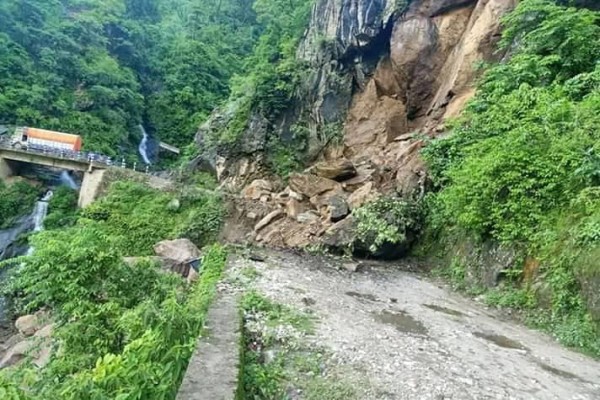 सुक्खा पहिरोले कर्णाली राजमार्ग अवरुद्ध, ठूलो एक्साभेटर ल्याइँदै