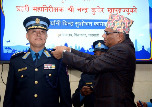 नवनियुक्त प्रहरी महानिरीक्षक खापुङलाई दर्ज्यानी चिह्न   