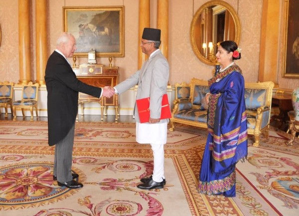 राजदूत घिमिरेद्वारा राजा चार्ल्स तृतीयसमक्ष ओहोदाको प्रमाणपत्र पेस