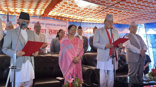 एमालेका मगरद्वारा बागमतीको मुख्यमन्त्रीका रूपमा पद तथा गोपनीयताको शपथ, ६३ सांसदको समर्थन