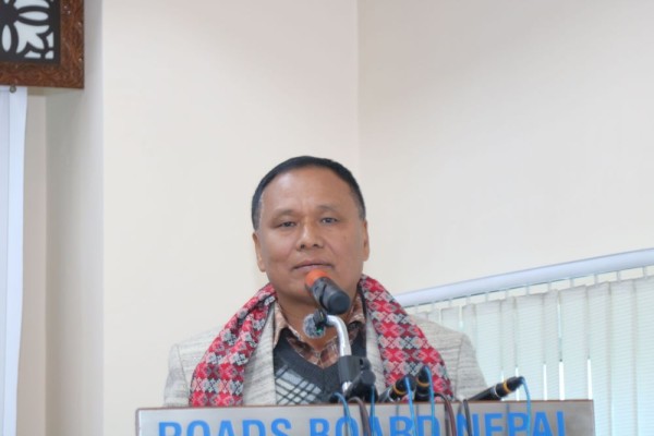 सडक मर्मतमा ढिलाइ गरे जरिवाना तिर्नुपर्छ : मन्त्री घिसिङ    