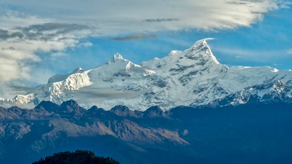 बेमौसमी हिमपातले हिमालको सौन्दर्य बढाउँछ        