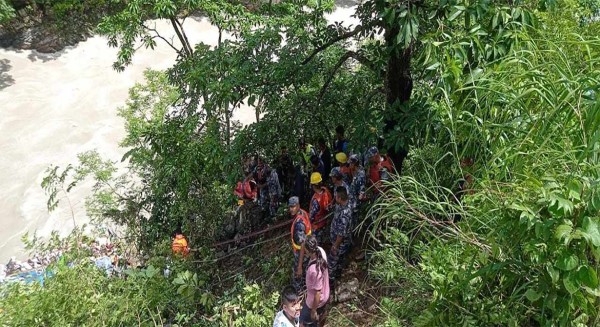 आँबुखैरेनीमा भारतीय बस दुर्घटना, १४ जनाको मृत्यु, १६ जना घाइते