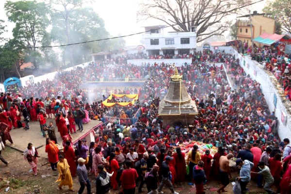 मातातीर्थमा बिहानैदेखि दर्शन गर्ने भक्तजनको घुइँचो        