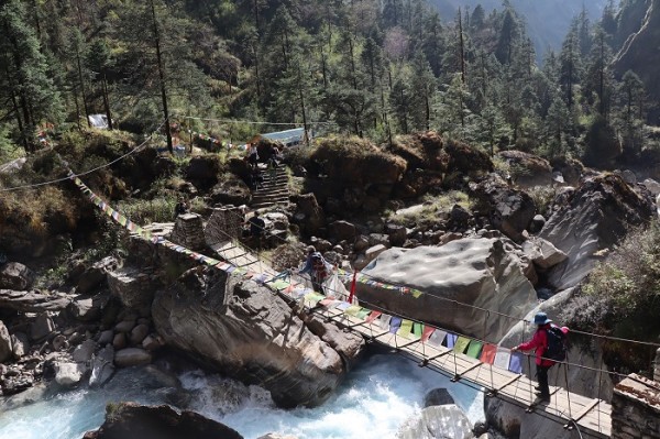 ‘मौरिस हर्जोग’ पदमार्गका अस्थायी पुलमा आलोपालो आवतजावत गर्नुपर्ने अवस्था