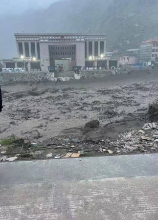 नेपाल-चीन सीमानाको ल्हेन्दे खोलामा भीषण बाढी : मितेरी पुल बगायो