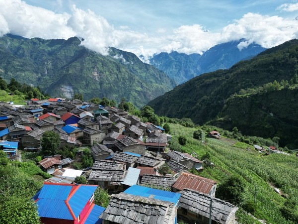 बसाइँसराइले रित्तिदै म्याग्दीका गाउँ   