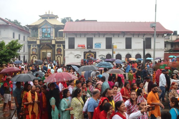 पशुपतिनाथ मन्दिर लगायत देशभरका शिवालयमा भक्तजन घुइँचो   