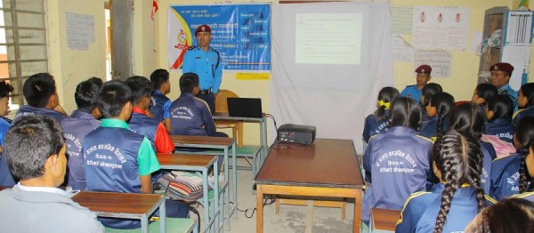 ‘साइबर’ कानुनबारे गाउँका विद्यार्थीलाई पढाउँदै प्रहरी   