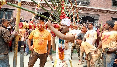 दश इन्च लामो सियोले जिब्रो छेडेर यसरी घुम्नुभयो टोलटोलमा सुजन…