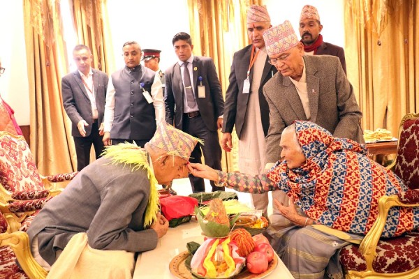 राष्ट्रपति पौडेलद्वारा ९१ वर्षीया भाउजूबाट टीका ग्रहण