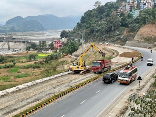 भासिएको चार महिनापछि मुग्लिन-पोखरा सडक मर्मत शुरू    