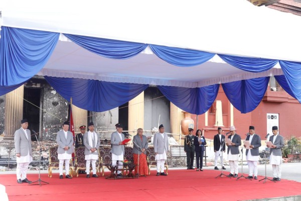 नव नियुक्त तीनजना मन्त्रीको शपथ        