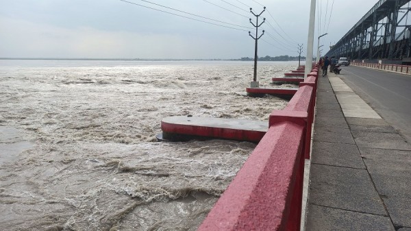 सप्तकोशीमा पानीको बहाव बढ्दो, २८ ढोका खोलियो   