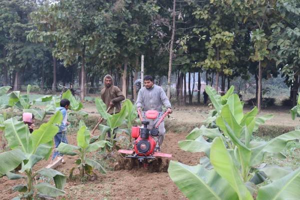 शिक्षण पेसासँगै कृषिमा रमाउँदै सर्वेन्द्र   
