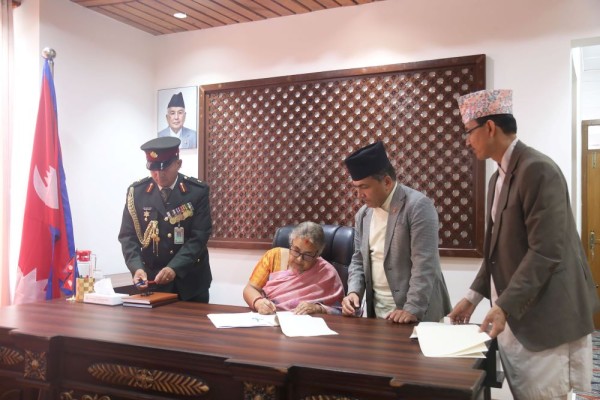 प्रधानमन्त्री कार्कीद्वारा पदबहाली    