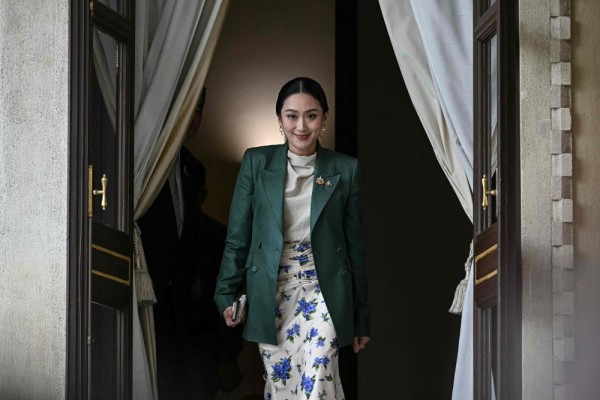 थाइल्यान्डका प्रधानमन्त्री निलम्बित