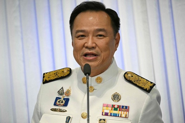 शाही अनुमोदनपछि अनुतिन चार्नविराकुलद्वारा थाइल्यान्डको प्रधानमन्त्रीको पदभार ग्रहण        