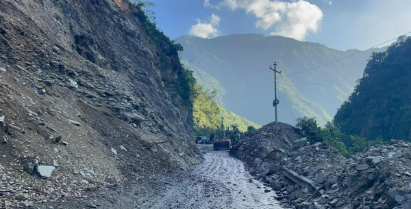 तुइन खोला क्षेत्रको पहिरोले पोखरा-काठमाडौँ यातायात समेत प्रभावित        