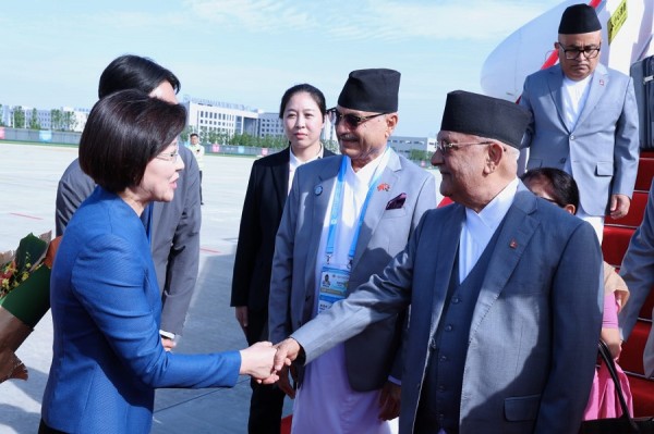 प्रधानमन्त्री ओली चीनमा, राष्ट्रपति सीसँग भेटवार्ता आजै   