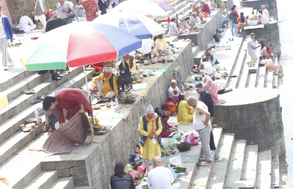 सोह्र श्राद्धको अन्तिम दिन पशुपतिमा श्राद्ध तथा पिण्डदान   