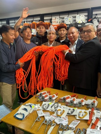 सगरमाथालगायत हिमालमा डोरी टाँग्न खटिए दक्ष आरोही