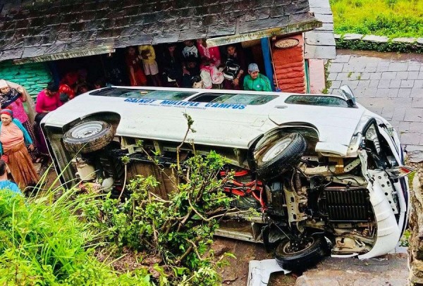 विद्यार्थी बोकेको भ्यान दुर्घटना हुँदा छ घाइते