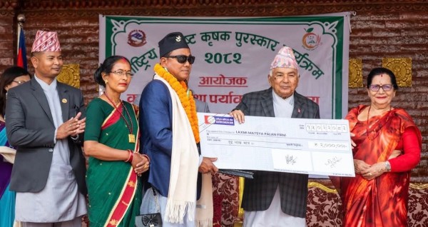 विदेशबाट फर्किपछि विजयकुमार बने उत्कृष्ट कृषक   