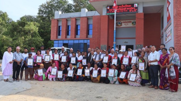 म्याग्देका ४८ विपन्न परिवारलाई घर हस्तान्तरण        