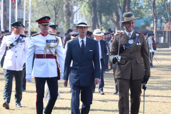 बेलायती अधिराजकुमार र अधिराजकुमारीद्वारा परेड अवलोकन        