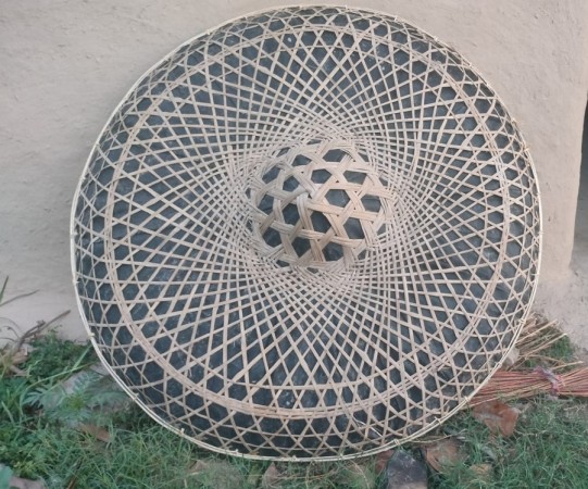 थारु समुदायको मौलिक पहिचान छतरी हराउँदै   