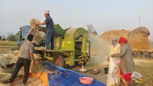 दाङका किसान खेतीमा यन्त्रको प्रयोग बढाउँदै        