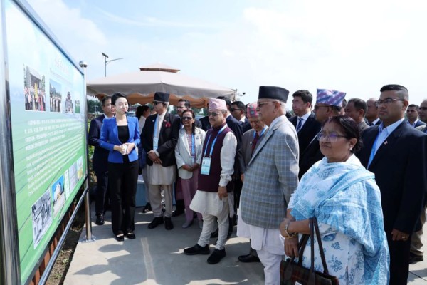 प्रधानमन्त्री ओलीद्वारा धान उत्पादन विशेष क्षेत्रको अवलोकन    