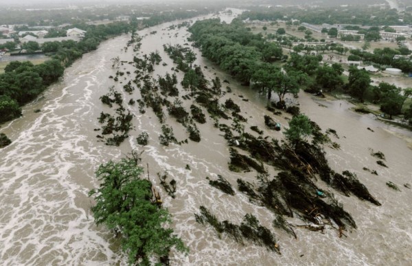 टेक्ससमा बाढीका कारण मृत्यु हुनेको सङ्ख्या ५० पुग्यो, बेपत्ता बालिकाको खोजी        