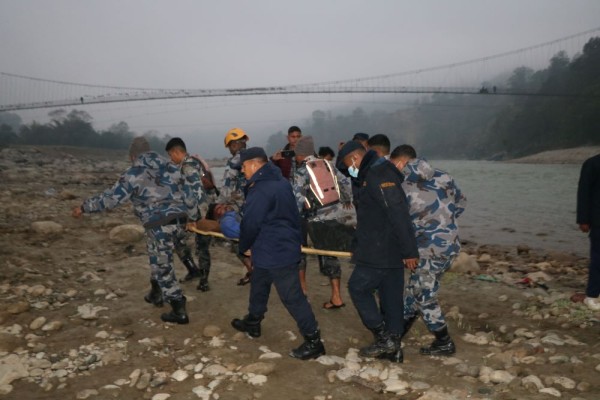 बसभित्र च्यापिएका घाइतेको पाँच घण्टापछि जीवितै उद्धार    