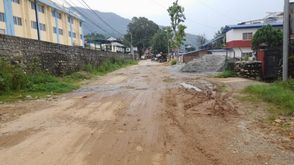 सदरमुकामकै सडक एक दशकदेखि जीर्ण   