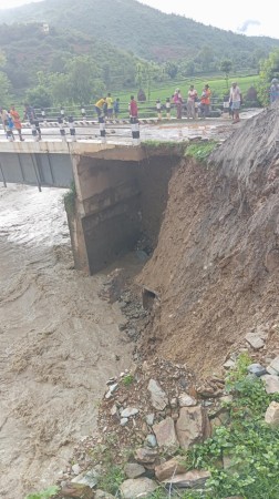 भटौली खोलामा बाढीः पक्की पुलमा क्षति, सवारी आवगमन बन्द   