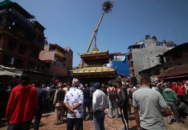 बिस्केट जात्राको अन्तिम दिन हात नभएको लिङ्गो ढालियो        