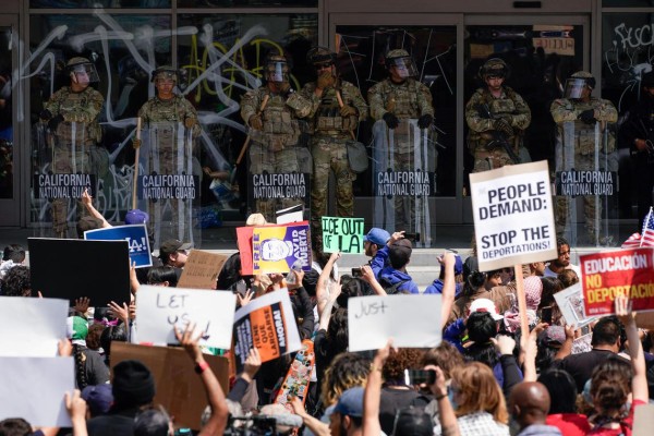 लस एन्जलसमा विरोध प्रदर्शनका कारण तनाव बढ्दै जाँदा ट्रम्पद्वारा नौसैनिक तैनाथ      
