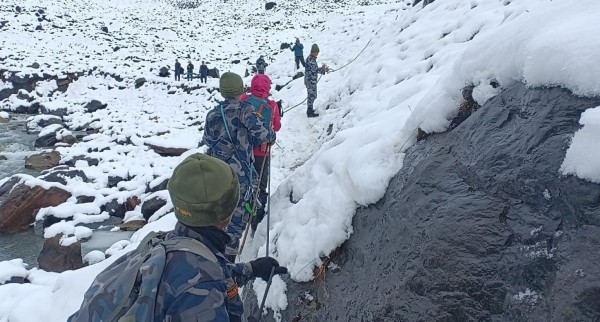 हिमाली क्षेत्रका पदमार्गमा बिरामी परेका यात्रुको उद्धार