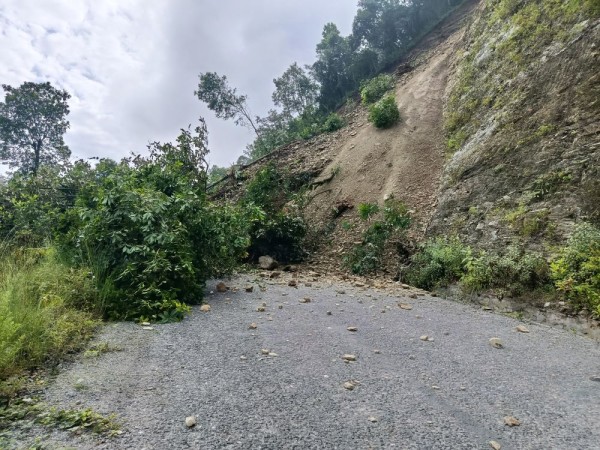 वर्षाका कारण मध्यपहाडी लोकमार्ग अवरुद्ध