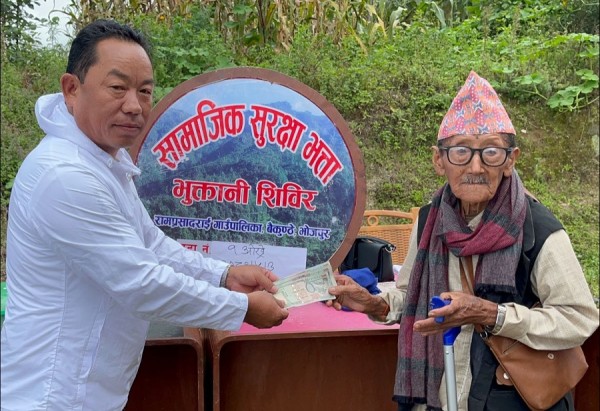 स्थानीय सरकारको पहल : रामप्रसाद राईमा वृद्धवृद्धाको घरदैलोमा भत्ता   