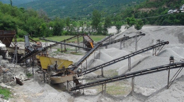 अरुण नदीमा रहेको अवैध क्रसर उद्योग सञ्चालनमा रोक    