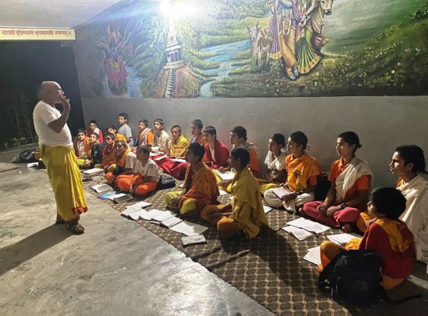 प्रदूषण बढेपछि कक्षाकोठा छोडेर मन्दिरमा पढ्दै विद्यार्थी    