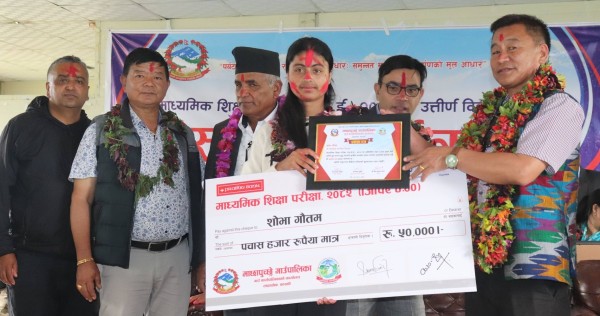 माछापुच्छ्रे गाउँपालिकाद्वारा उत्कृष्ट छात्रा सम्मानित