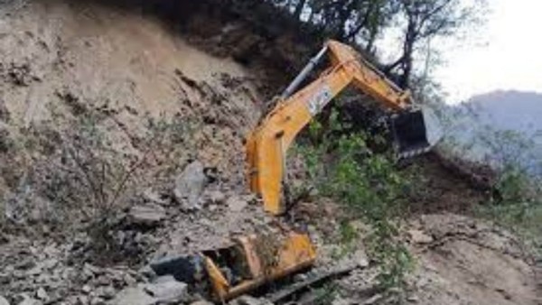 पहिरोमा पुरिएर एकजनाको मृत्यु, स्काभेटर चालक बेपत्ता    