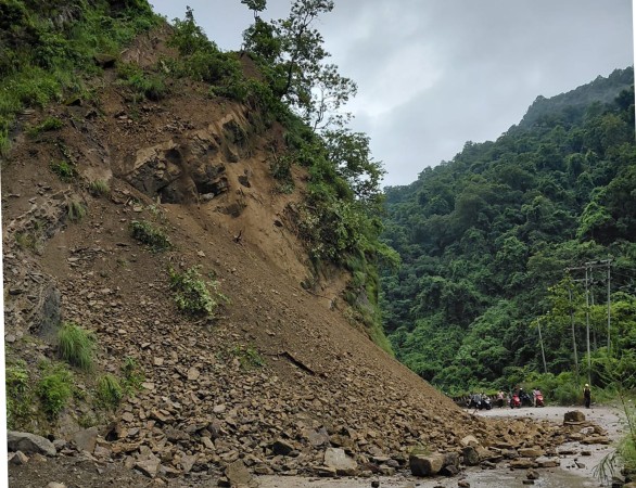 पहिरोका कारण सिद्धार्थ राजमार्ग अवरुद्ध   